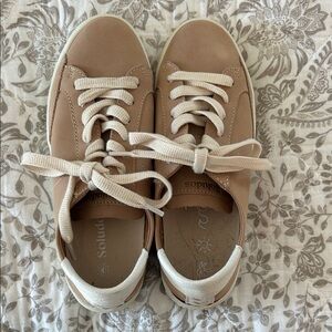 Soludos Women's tan & white Lace-Up Sneakers
Size 5 1/2